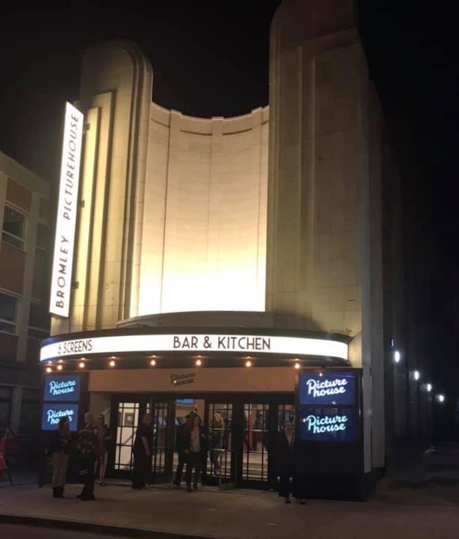 curved art deco frontage over semi-circular porch